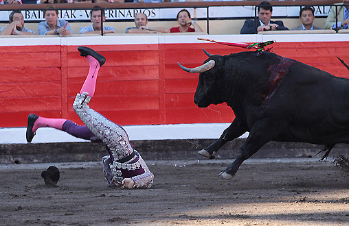 El banderillero sevillano Joselito Gutiérrez cae con todo el peso de su cuerpo sobre la nuca esta tarde en Bilbao. (FOTO: Juan Carlos Terroso / burladero.com)