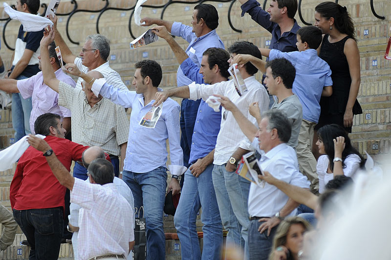 Luis Mariscal y su familia. (FOTO: Sevilla Taurina)