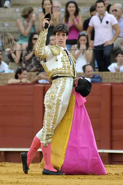 Esaú Fernández, con la primera oreja. (FOTO: Sevilla Taurina)