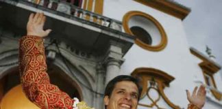 El Juli, por la Puerta del Príncipe en la pasada Feria de Abril. (FOTO: Arjona/lamaestranza.es)