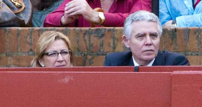 El consejero Francisco Menacho, junto a su delegada en Sevilla, Carmen Tovar, en un burladero de la Maestranza. (FOTO: Sevilla Taurina)