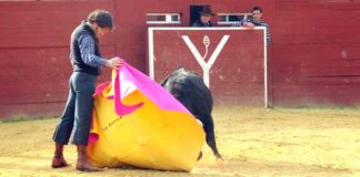 Corpas torea a la verónica en la finca Yerbabuena bajo la atenta mirada del ganadero, José Ortega Cano.