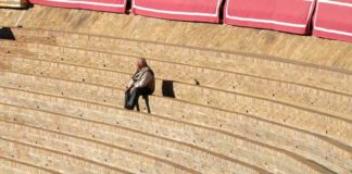 Un tendido de sol durante una corrida de la última Feria de Abril. (FOTO: Javier Martínez)