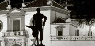 La silueta de un torero en el exterior de la Maestranza.