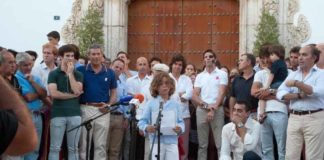 Un joven aficionado lee un manifiesto a las puertas cerradas del Ayuntamiento arropado por los toreros de Utrera y varios más como Padilla o Morante. (FOTO: lopezmatito.com)