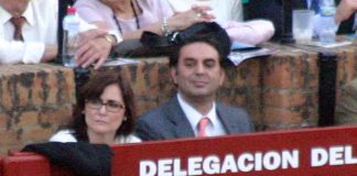 El delegado de la Junta de Andalucía, Javier Fernández, 'trabajando' junto a la alcaldesa de Gerena en el polémico burladero de la Junta en el callejón de la Maestranza. (FOTO: Javier Martínez)