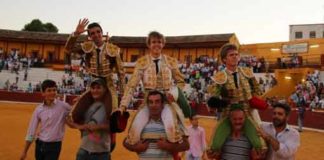 los sevillanos Miguel Ángel Delgado, Javier Jiménez y Borja Jiménez, a hombros hoy en Écija. (FOTO: Ruiz Pigne)