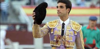 El sevillano Miguel Ángel Delgado saluda tras su faena hoy en Madrid. (FOTO: las-ventas.com)