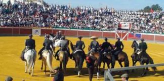 Paseíllo en el festival benéfico de La Puebla del Río en 2013.