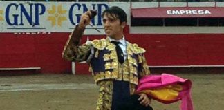 El sevillano Rafa Serna, con la oreja ganada el pasado domingo en Guadalajara (México).