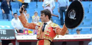 Rafa Serna, con la oreja de su presentación en la Plaza Monumental de México.