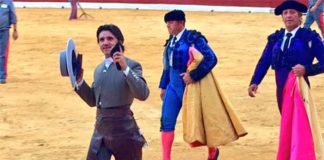 El rejoneador sevillano Diego Ventura, con una de las dos orejas que ha cortado hoy domingo en la plaza de Murcia.