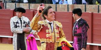 Dávila Miura con la oreja de un 'miura' en la Feria de Abril de este año 2015. (FOTO: Javier Martínez)