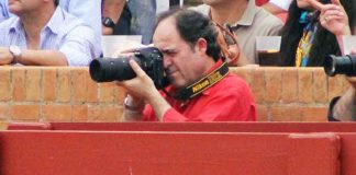 El fotógrafo sevillano Eduardo Porcuna. (FOTO: Javier Martínez)