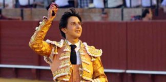 El ahora ya torero peruano Roca Rey, con una de las dos orejas cortadas en Sevilla en la novillada del Corpus de este año. (FOTO: Javier Martínez)