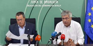 A la izquierda, el delegado de Educación de la Junta en Sevilla, Francisco Díaz Morillo, actual delegado de la Junta en Sevilla en funciones. A la derecha, Juan Carlos Raffo, que acaba de cesar como delegado tras poco más de medio año para optar al Senado el próximo domingo.