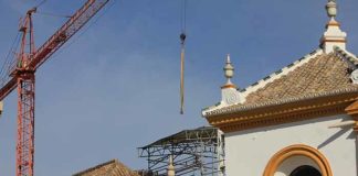 Actuales obras en los tejadillos de los palcos maestrantes, pero sin acometerse las obras de obligada adecuación de seguridad en los tendidos de sol. (FOTO: Javier Martínez)