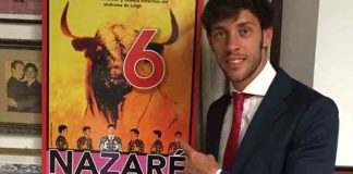 Antonio Nazaré junto al cartel de la corrida.