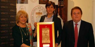 El torero Roca Rey recibe el premio de la sevillana Tertulia Taurina 'Los 13'.