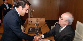 José Luis Benlloch dedica su libro al taurino sevillano Manuel Vázquez. (FOTO: Andrés Alfonso Quiles)