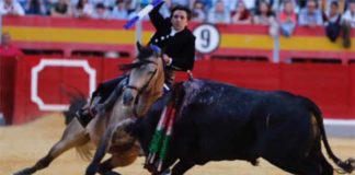 Espectacular quiebro de Ventura esta tarde de domingo en Granada.