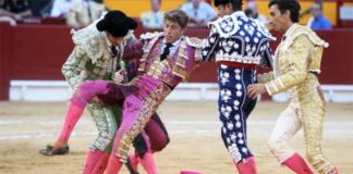 Gran hemorragia del paquete femoral de Escribano nada más porducirse la cornada. (FOTO: abc.es)