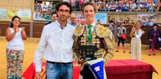 Calerito recibe el trofeo como 'Triunfador'.