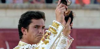 Daniel Luque, con las dos orejas de tercer toro hoy en Cantalejo (Segovia).