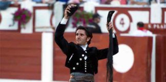 Diego Ventura, con las dos orejas y el rabo del segundo toro de su lote esta tarde en la Feria de Gijón.