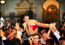 Alejandro Talavante, por la Puerta del Príncipe de la Maestranza.