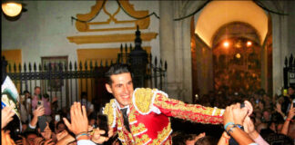 Alejandro Talavante, por la Puerta del Príncipe de la Maestranza.