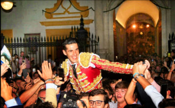 Alejandro Talavante, por la Puerta del Príncipe de la Maestranza.