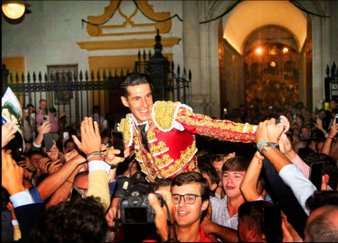 Alejandro Talavante, por la Puerta del Príncipe de la Maestranza.